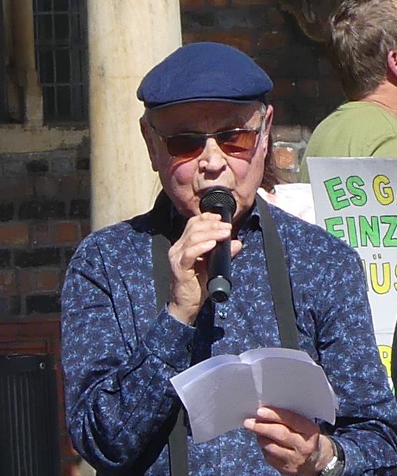 Pastor a.D. Hartmut Drewes auf einer Veranstaltung des Bremer Friedensforums